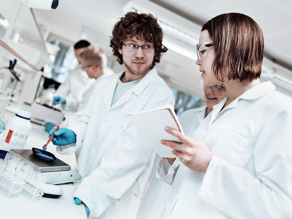 Opiskelijat laboratoriossa